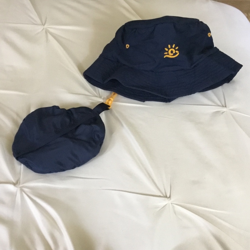 Carac-NWOT-Unisex-Navy Bucket Hat Converts to Storage Pouch w/Clip